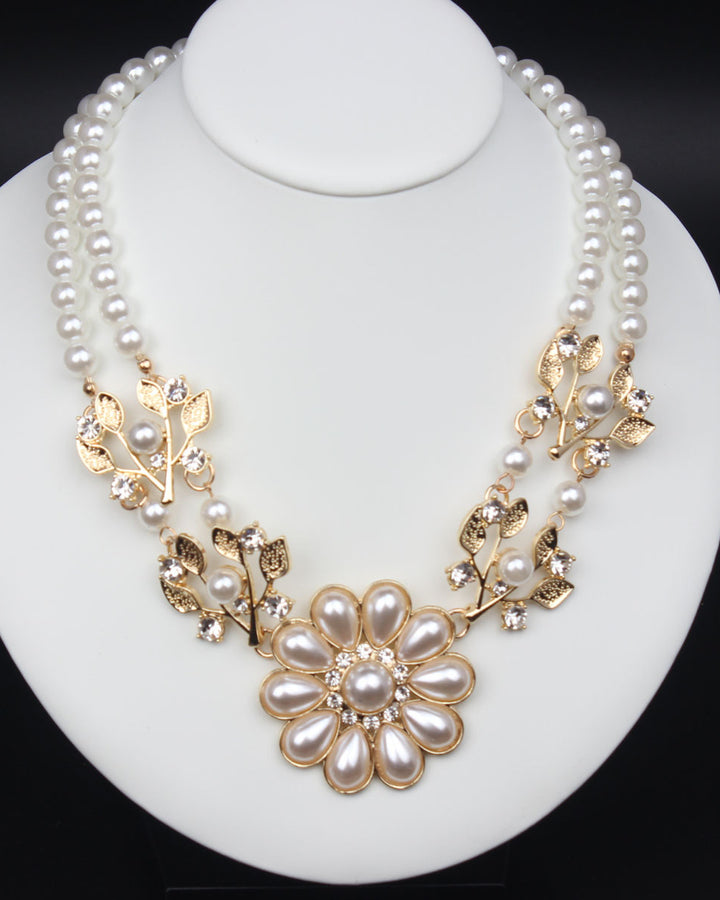 Stylish Rhinestone Leaf and Flower Pendant Necklace