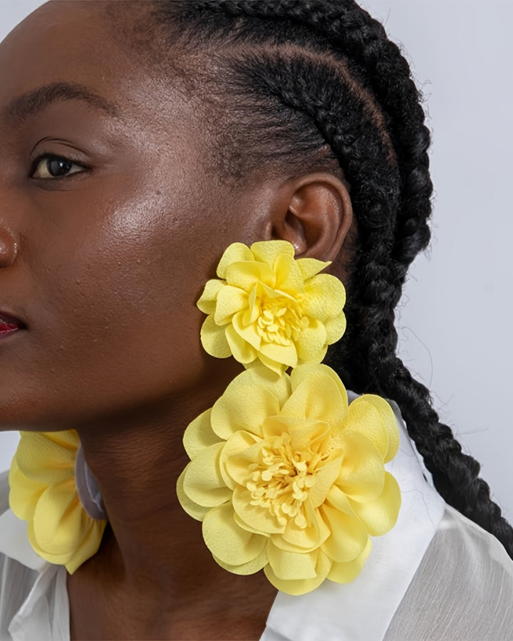 A Pair of Fashionable Polyester Large Flower Three-dimensional Artificial Flower Drop Earrings, Suitable for Women's Prom, Party, and as a Gift for Friends